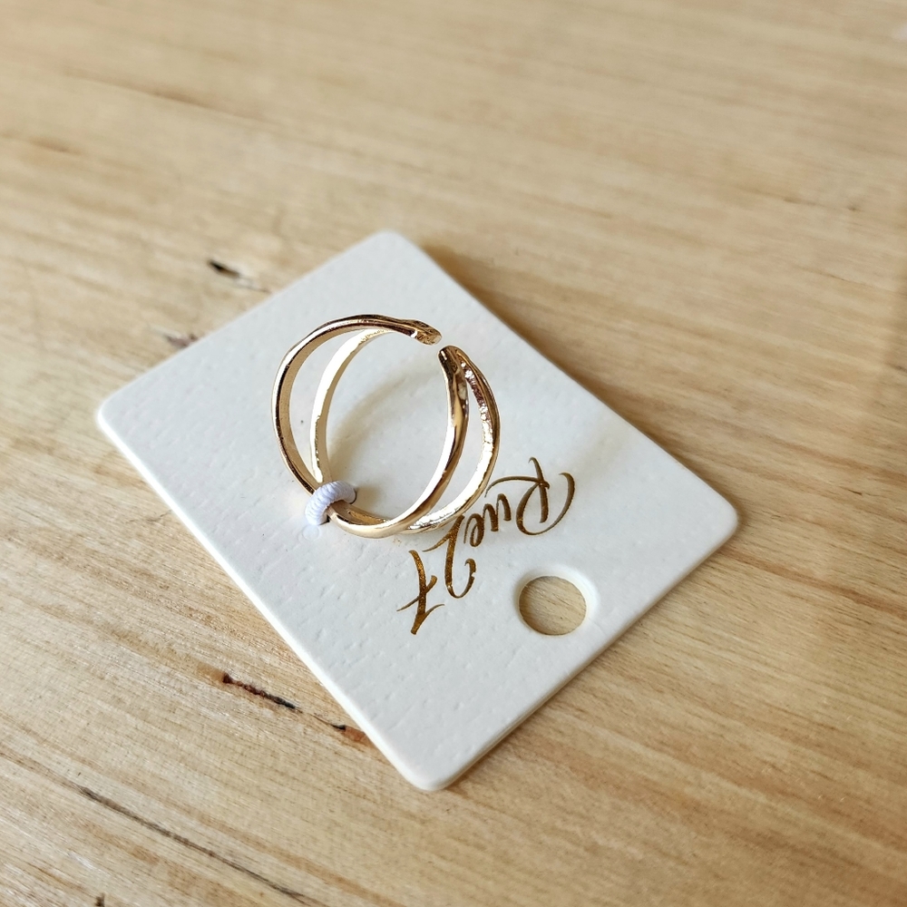 📿 Adjustable Gold Criss Cross Ring